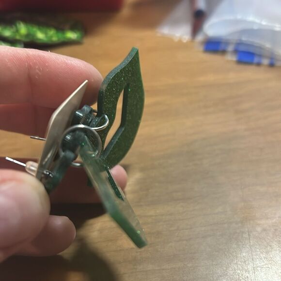 Glitter lips pattys day earrings - Picture 3 of 3